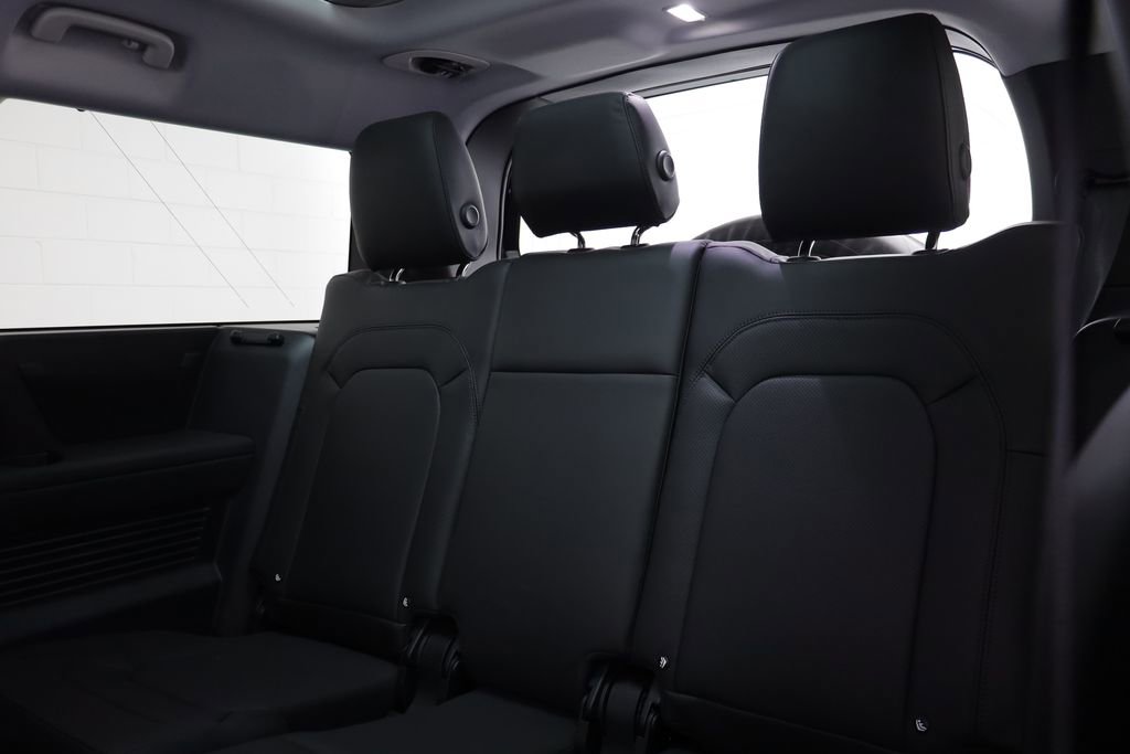 Used 2025 Land Rover Defender 130 S image 16