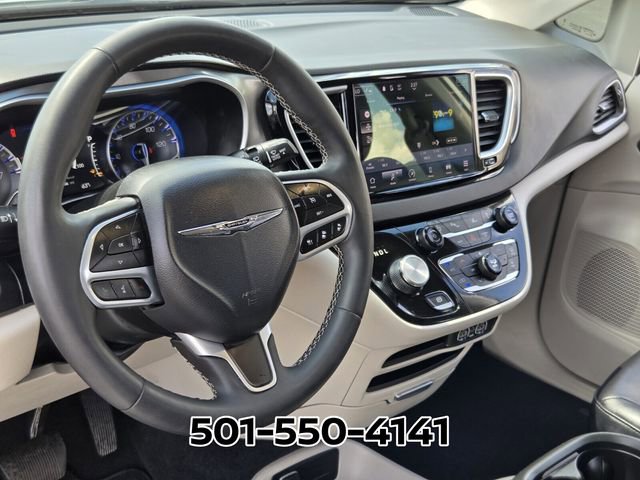 Used 2024 Chrysler Pacifica Touring-L image 8