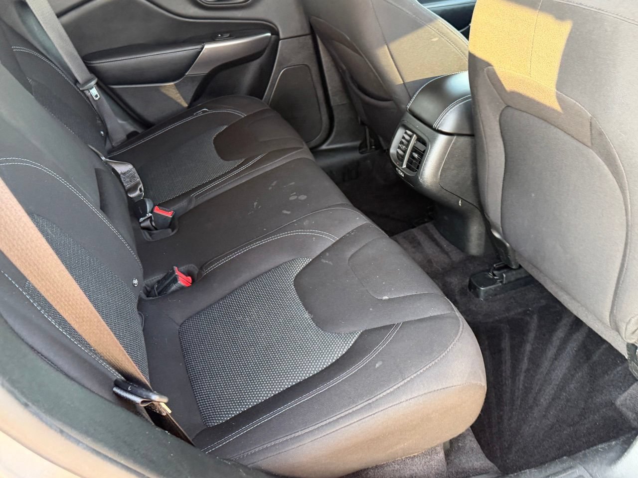 Used 2019 Jeep Cherokee Latitude w/ Popular Appearance Group FWD image 32