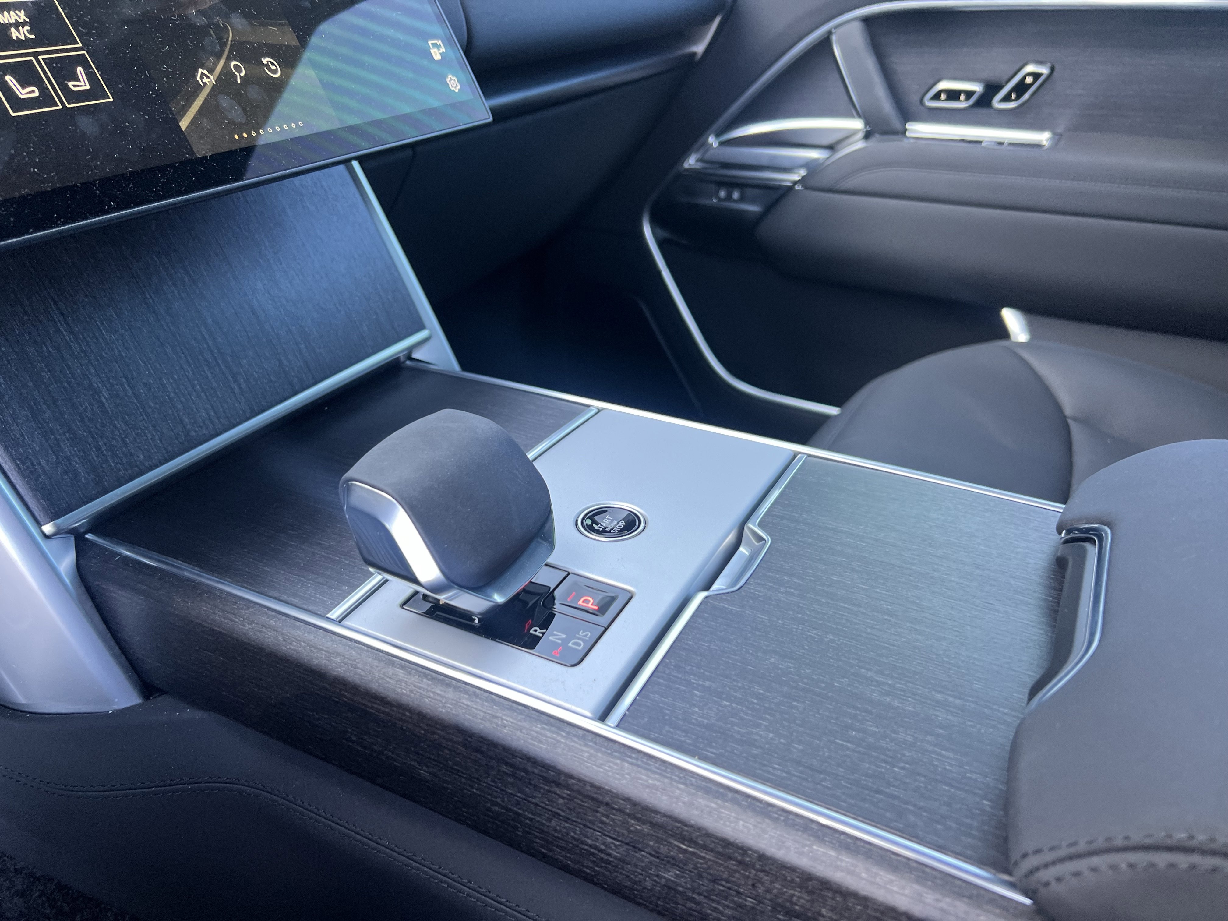 Used 2025 Land Rover Range Rover SE image 23