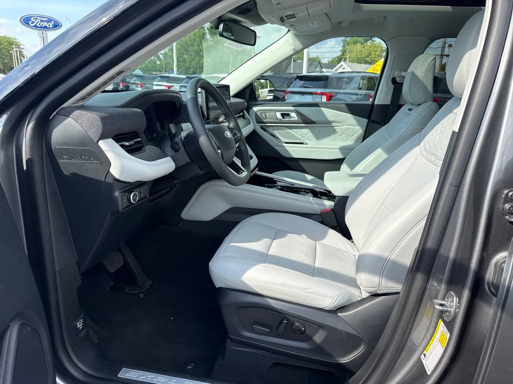 Used 2025 Ford Explorer Platinum w/ LUX Leather Package AWD/4WD image 29