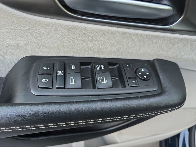 Used 2024 Chrysler Pacifica Touring-L FWD image 26