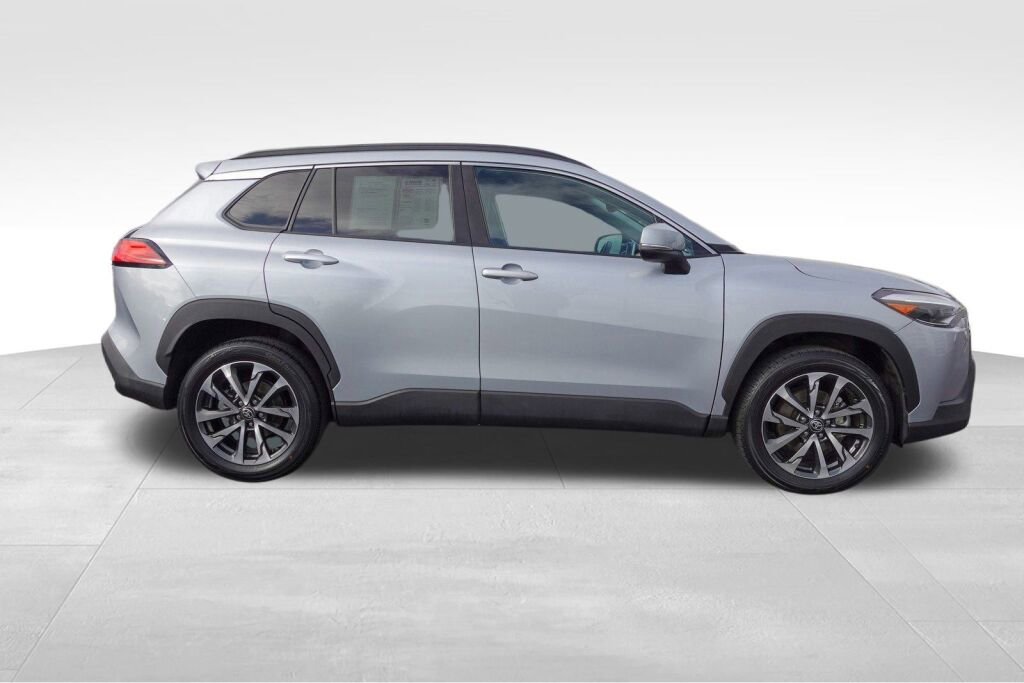 Used 2024 Toyota Corolla Cross XLE video 2