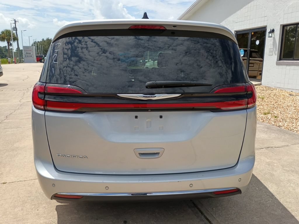 Certified 2024 Chrysler Pacifica Touring-L FWD image 6
