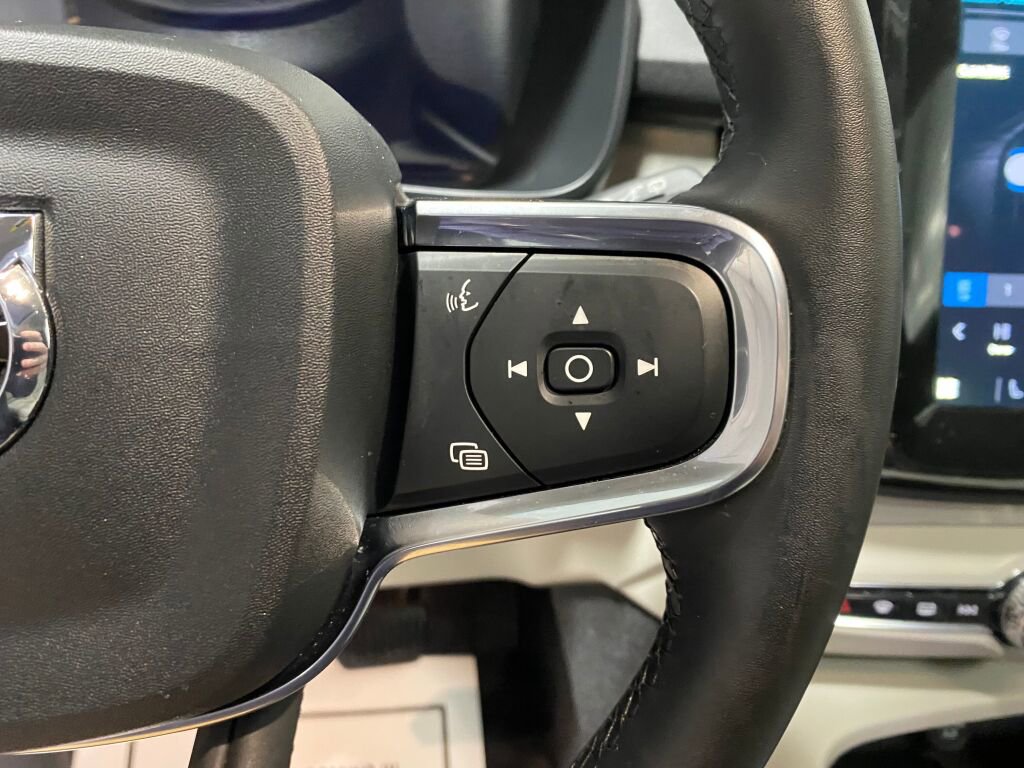 Used 2024 Volvo XC40 B5 Plus image 17