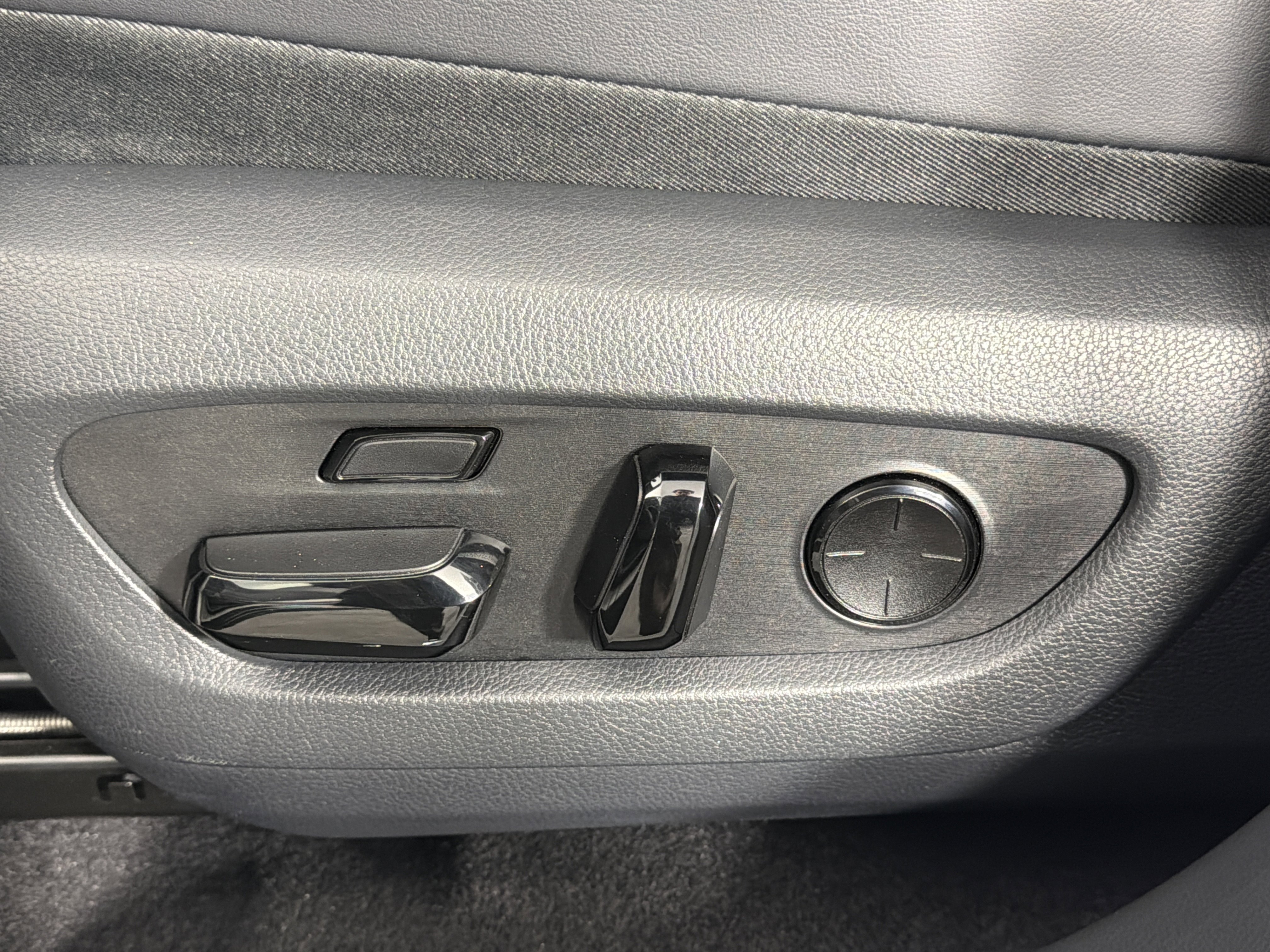 Used 2025 Lexus RX 450h AWD w/ Luxury Package image 19