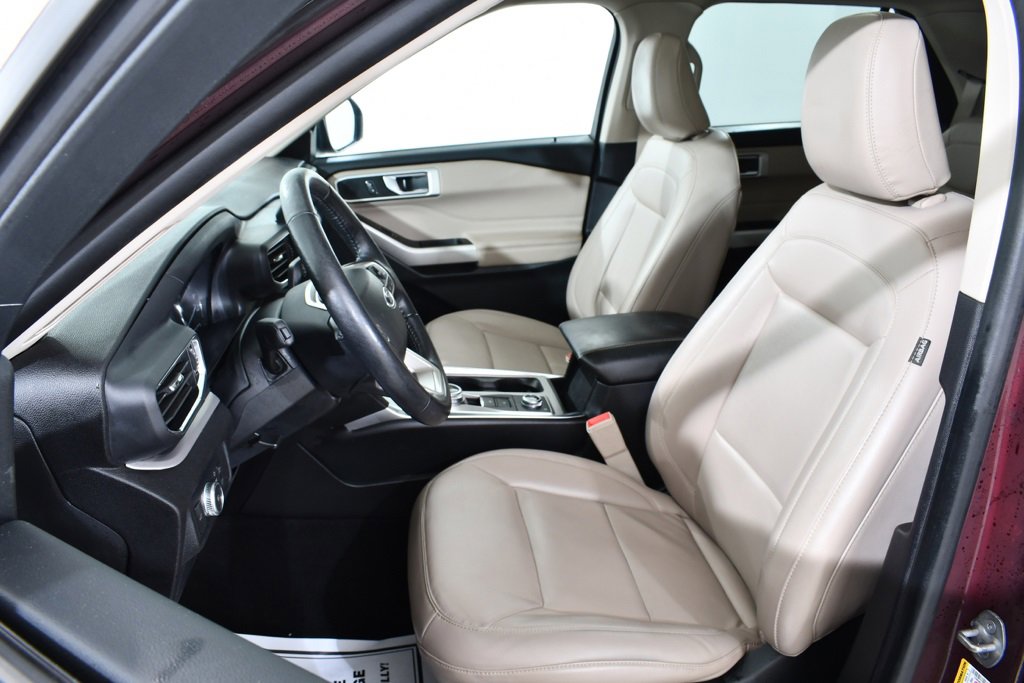 Used 2022 Ford Explorer XLT w/ Equipment Group 202A image 6