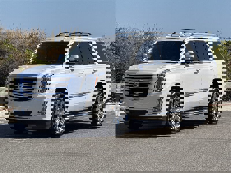 Used 2017 Cadillac Escalade Luxury image 2