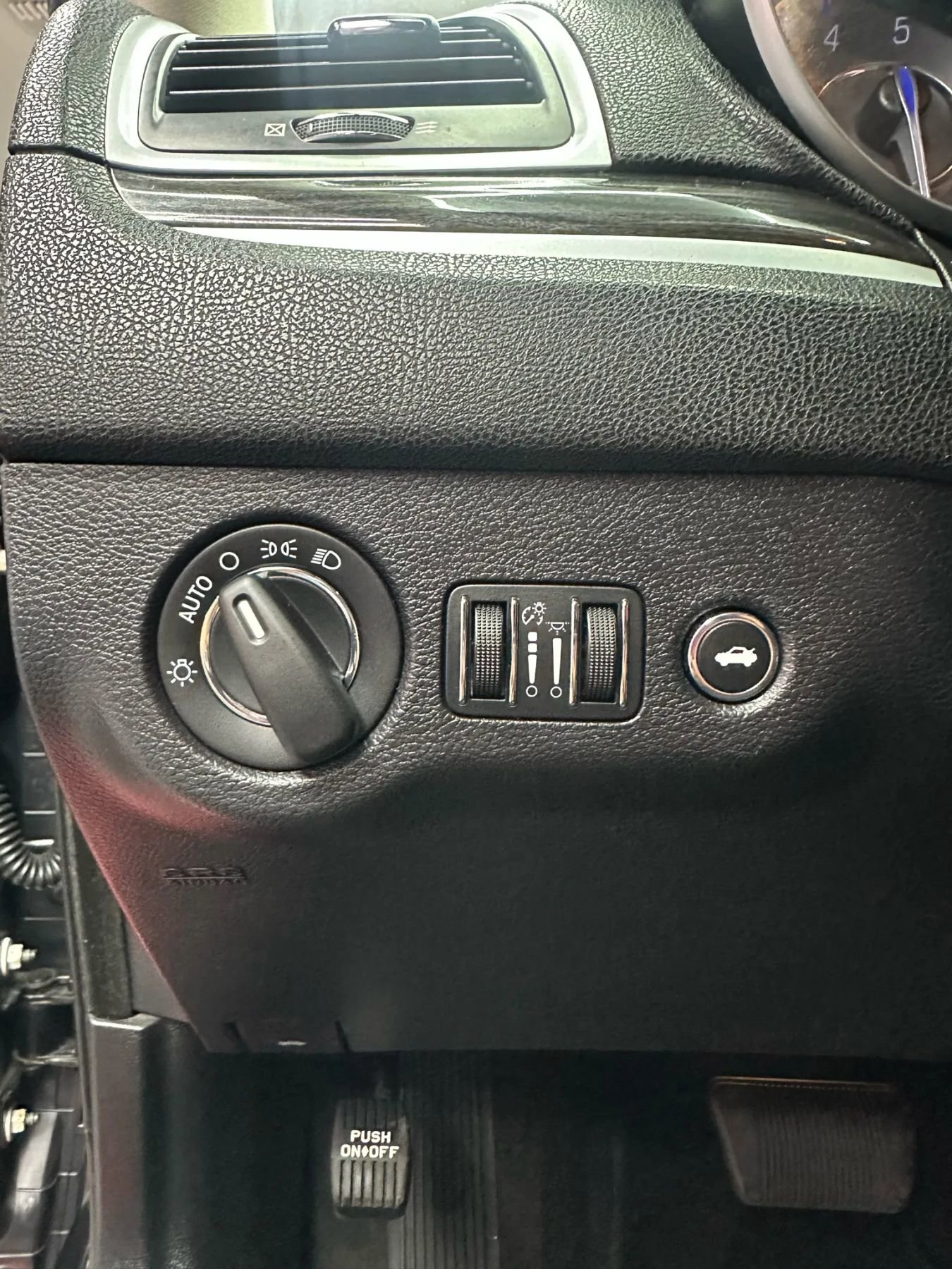 Used 2016 Chrysler 300 Limited image 12