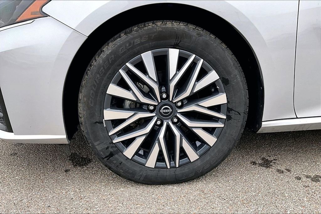 Used 2024 Nissan Altima 2.5 SV FWD image 9