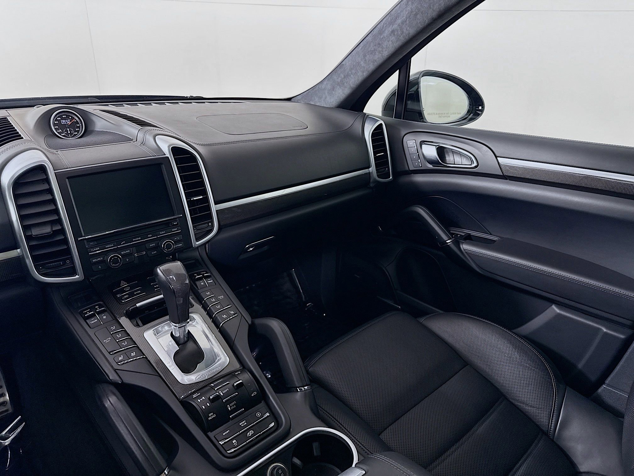 Used 2016 Porsche Cayenne Turbo AWD/4WD image 24