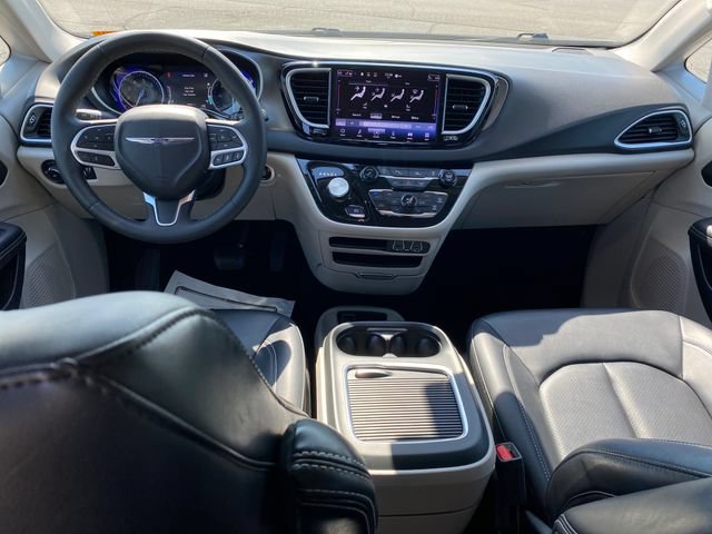 Used 2024 Chrysler Pacifica Touring-L FWD image 5