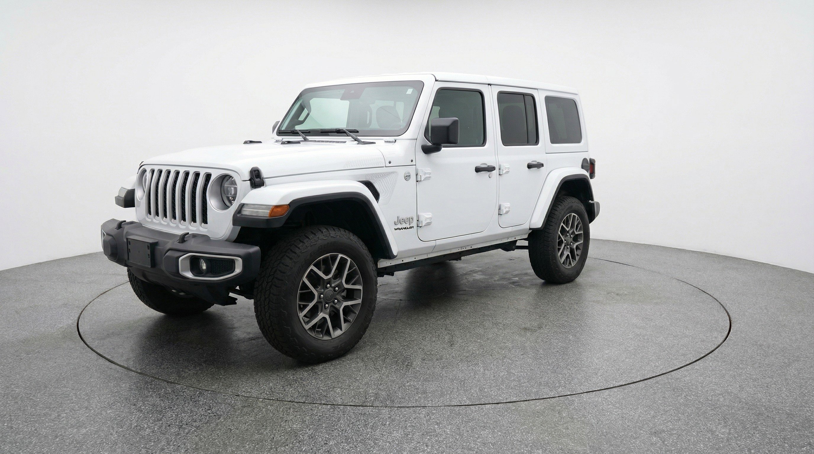 Used 2025 Jeep Wrangler Sahara image 3