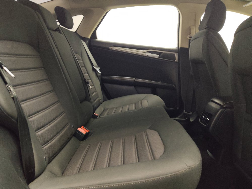 Used 2020 Ford Fusion SE FWD image 19