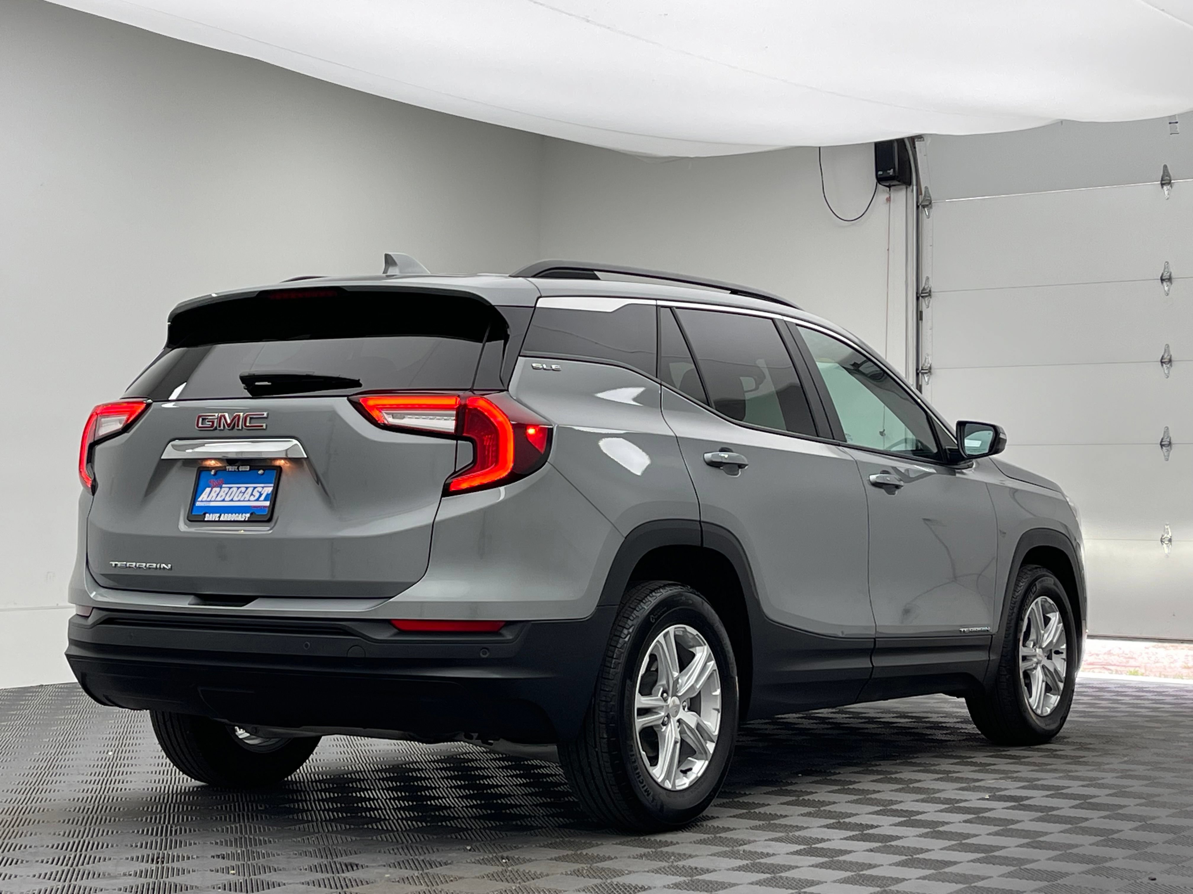 Used 2024 GMC Terrain SLE w/ Driver Convenience Package FWD image 7
