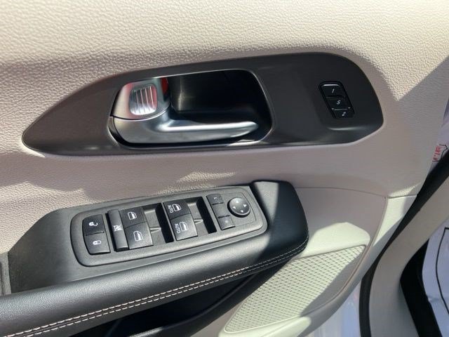Used 2024 Chrysler Pacifica Touring-L FWD image 11