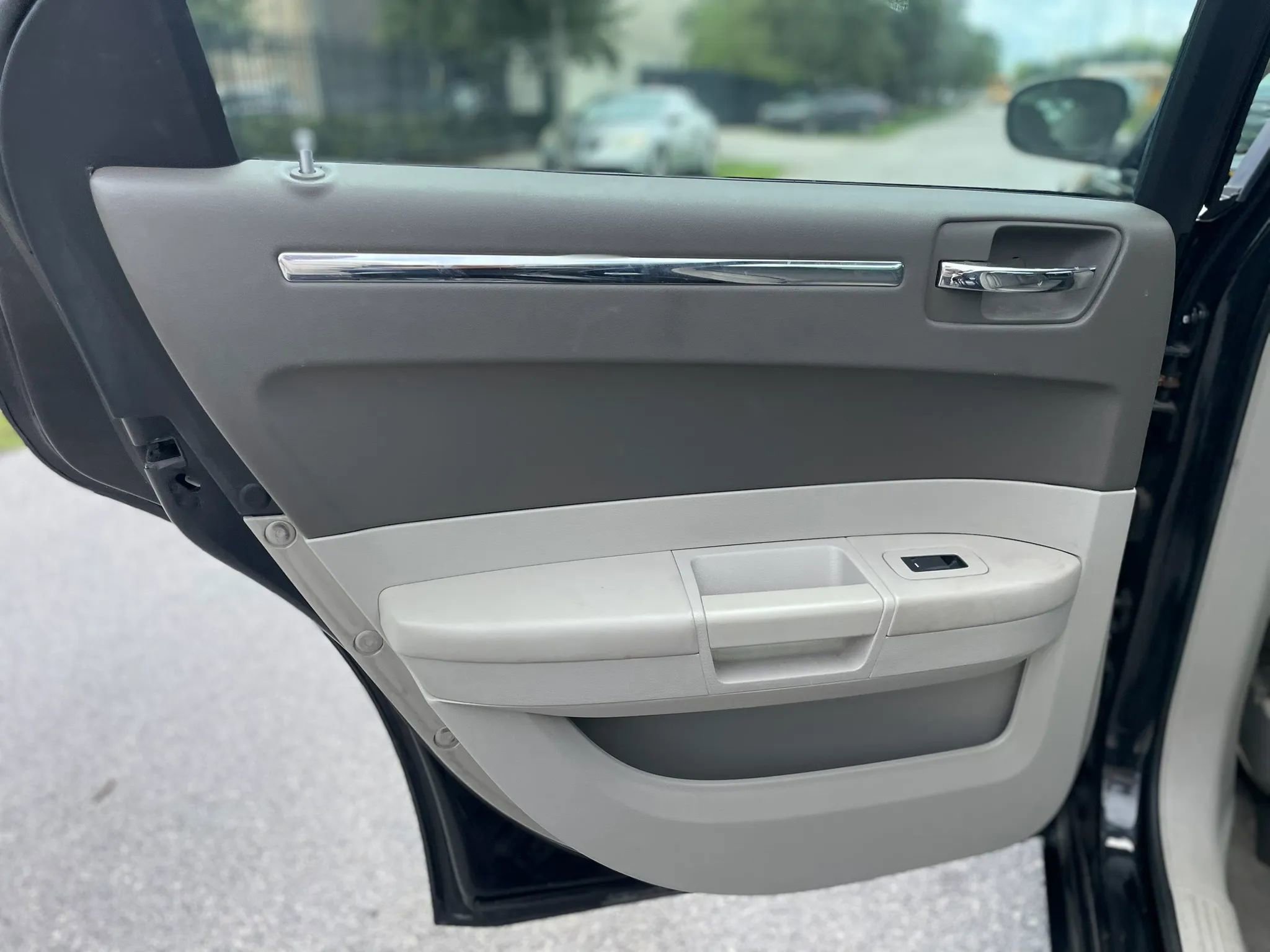 Used 2010 Chrysler 300 Touring RWD image 27