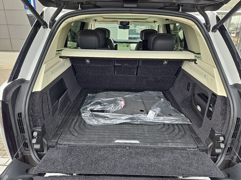 Used 2024 Land Rover Range Rover Long Wheelbase Autobiography image 18