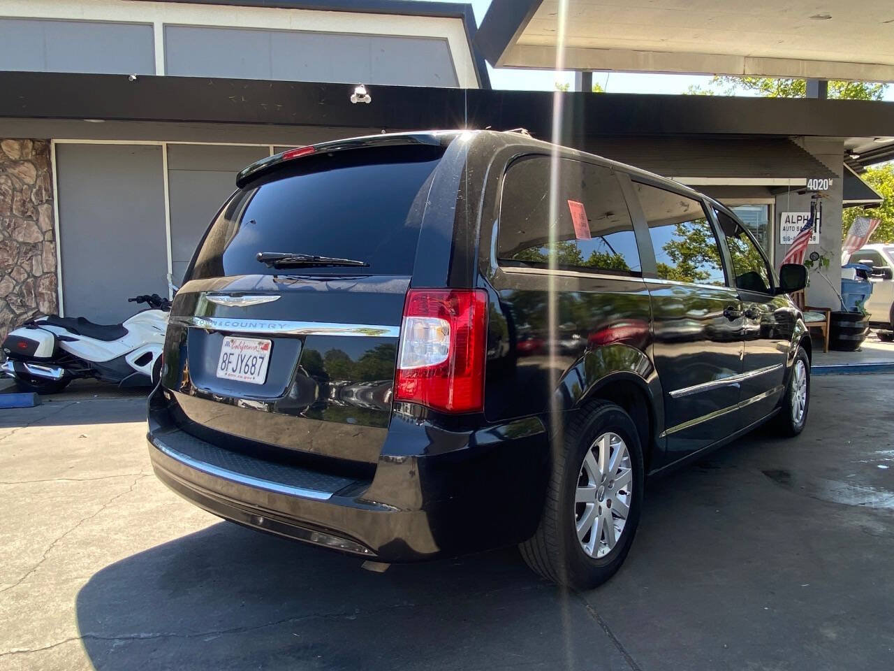 Used 2014 Chrysler Town & Country Touring FWD image 7