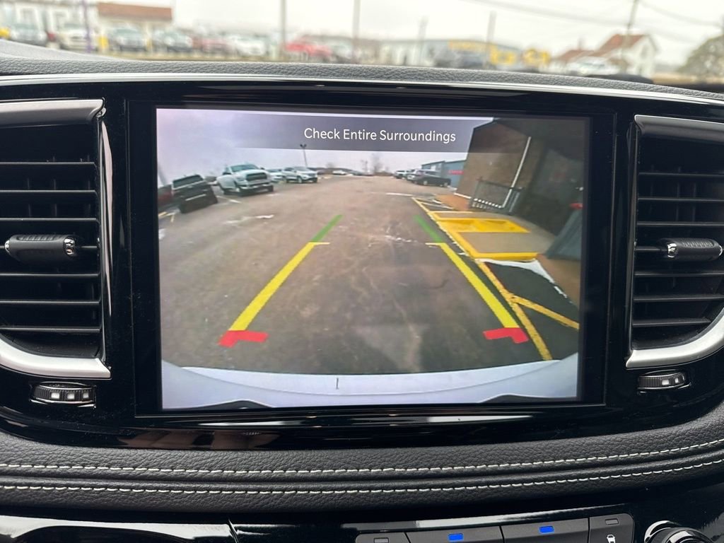 Used 2025 Chrysler Pacifica Limited image 2