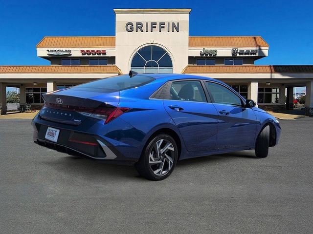 Used 2025 Hyundai Elantra Limited image 4
