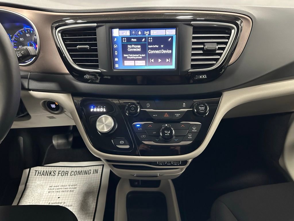 Used 2023 Chrysler Voyager LX image 25