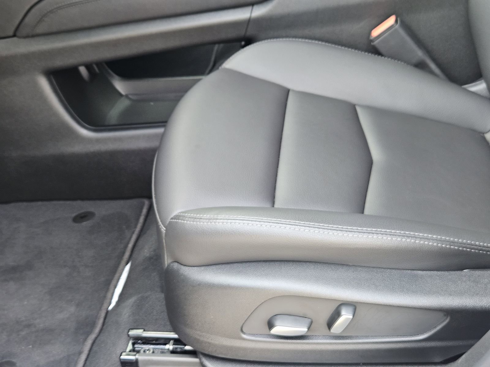 New 2026 Cadillac XT5 Luxury w/ LPO, ONYX Package FWD image 26