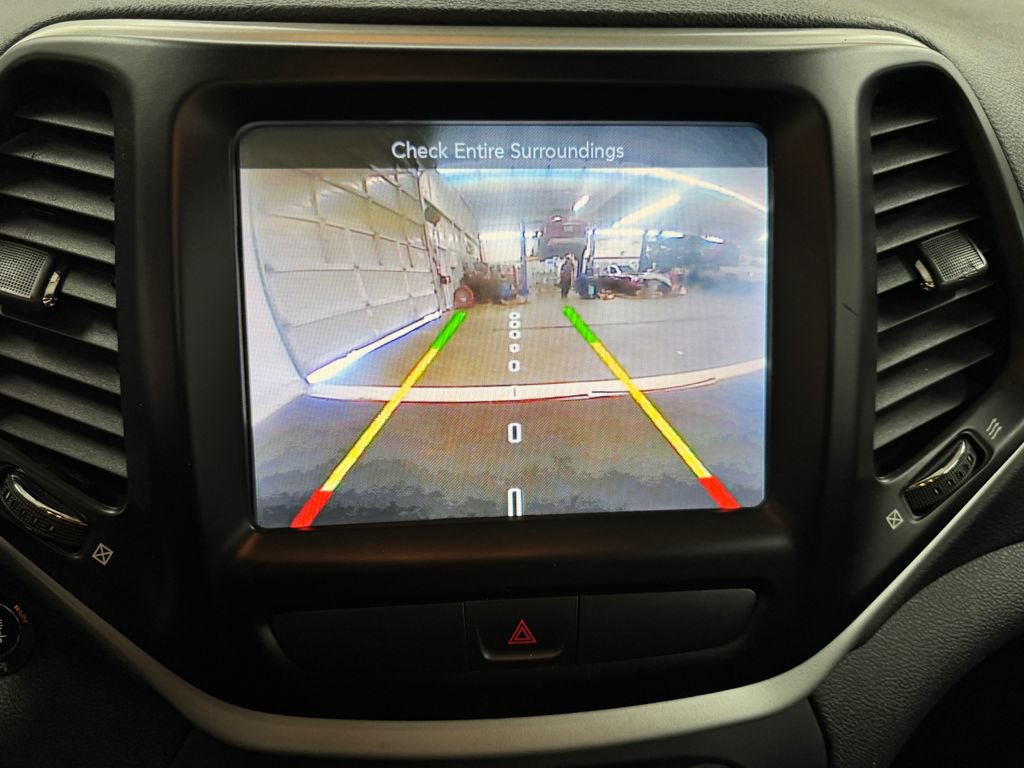 Used 2018 Jeep Cherokee Latitude Plus w/ Comfort/Convenience Group FWD image 23