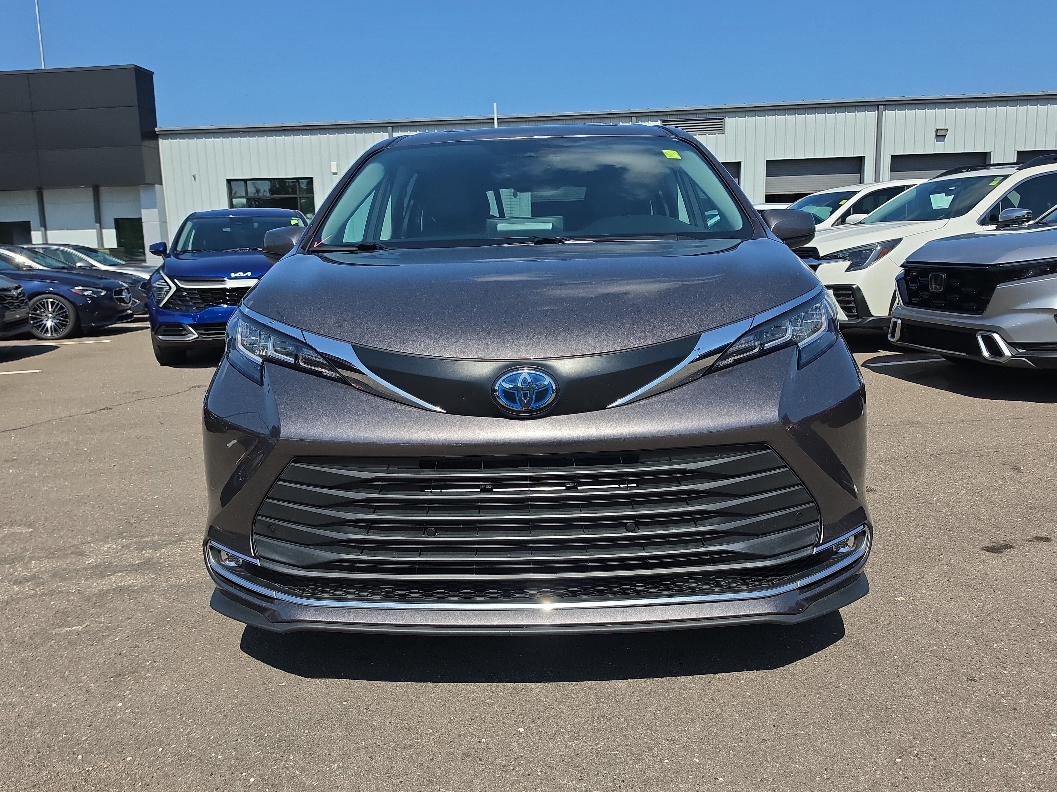 Used 2022 Toyota Sienna XLE FWD image 3