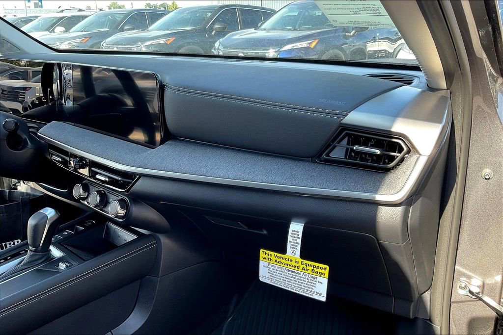 Used 2025 Nissan Kicks SV AWD/4WD image 21