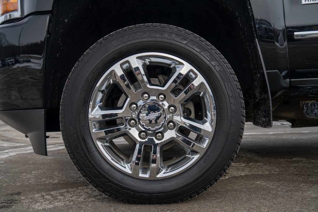 Used 2019 Chevrolet Silverado 2500 High Country w/ Duramax Plus Package image 2