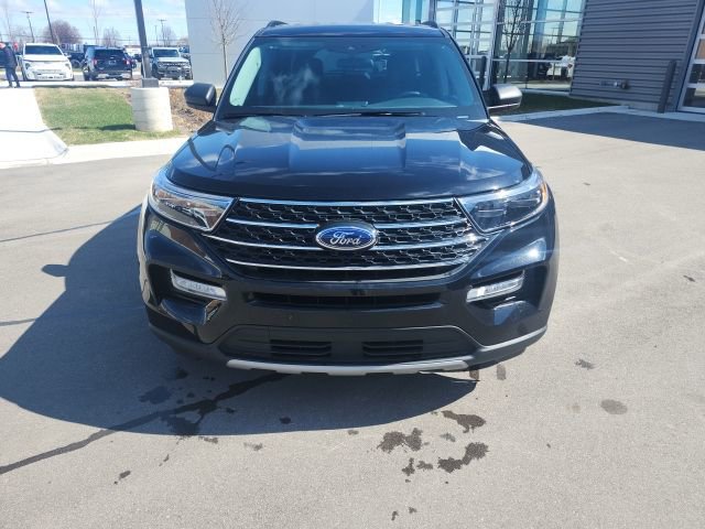Used 2024 Ford Explorer XLT w/ Equipment Group 202A AWD/4WD image 2