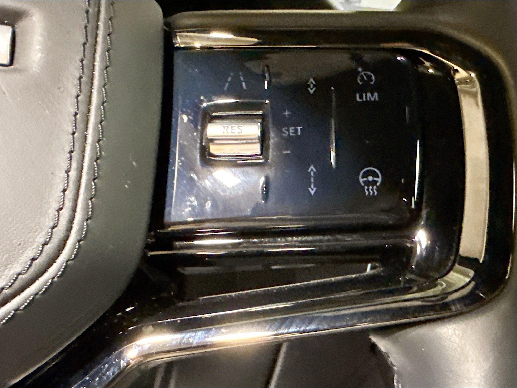 Certified 2026 Land Rover Range Rover Velar Dynamic SE AWD/4WD image 38