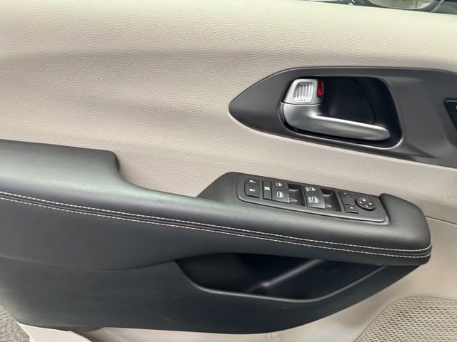 Used 2024 Chrysler Pacifica Touring-L FWD image 22