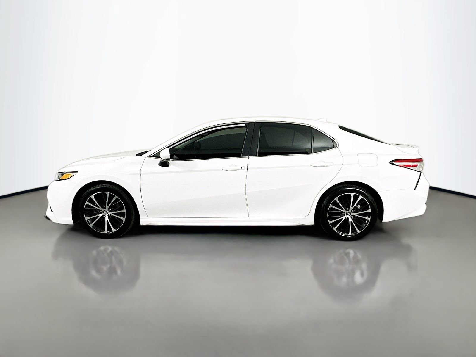 Certified 2020 Toyota Camry SE image 4