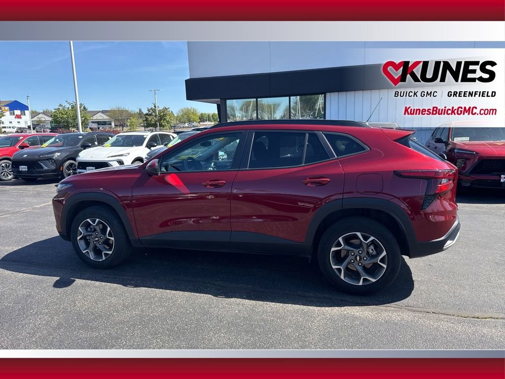 Used 2025 Chevrolet Trax LT FWD image 11