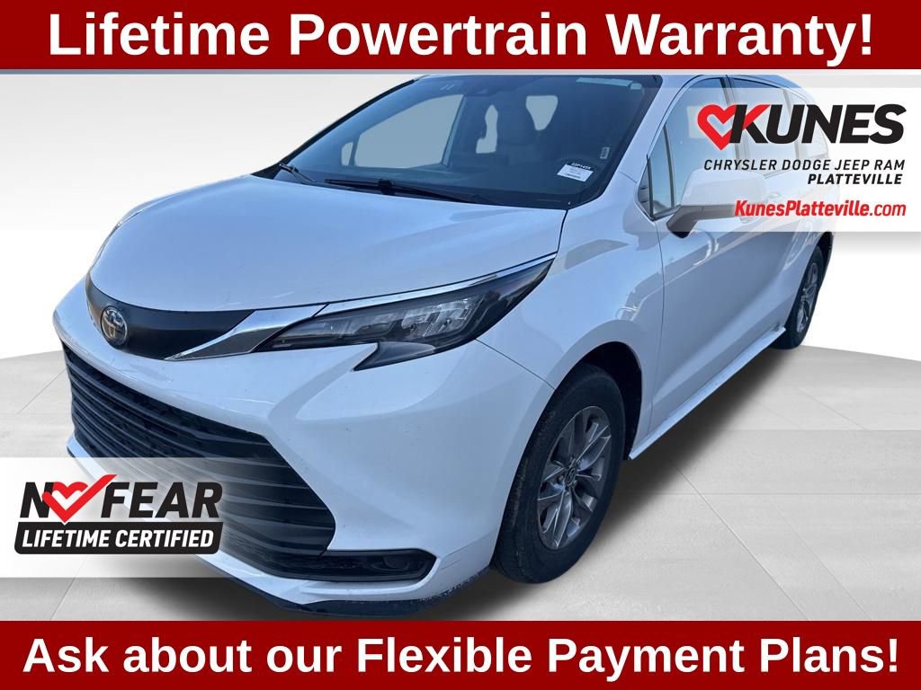 Used 2025 Toyota Sienna LE image 8