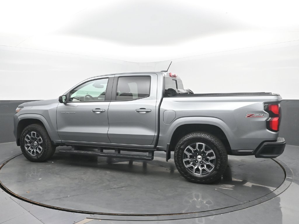Used 2025 Chevrolet Colorado Z71 w/ Technology Package AWD/4WD image 3