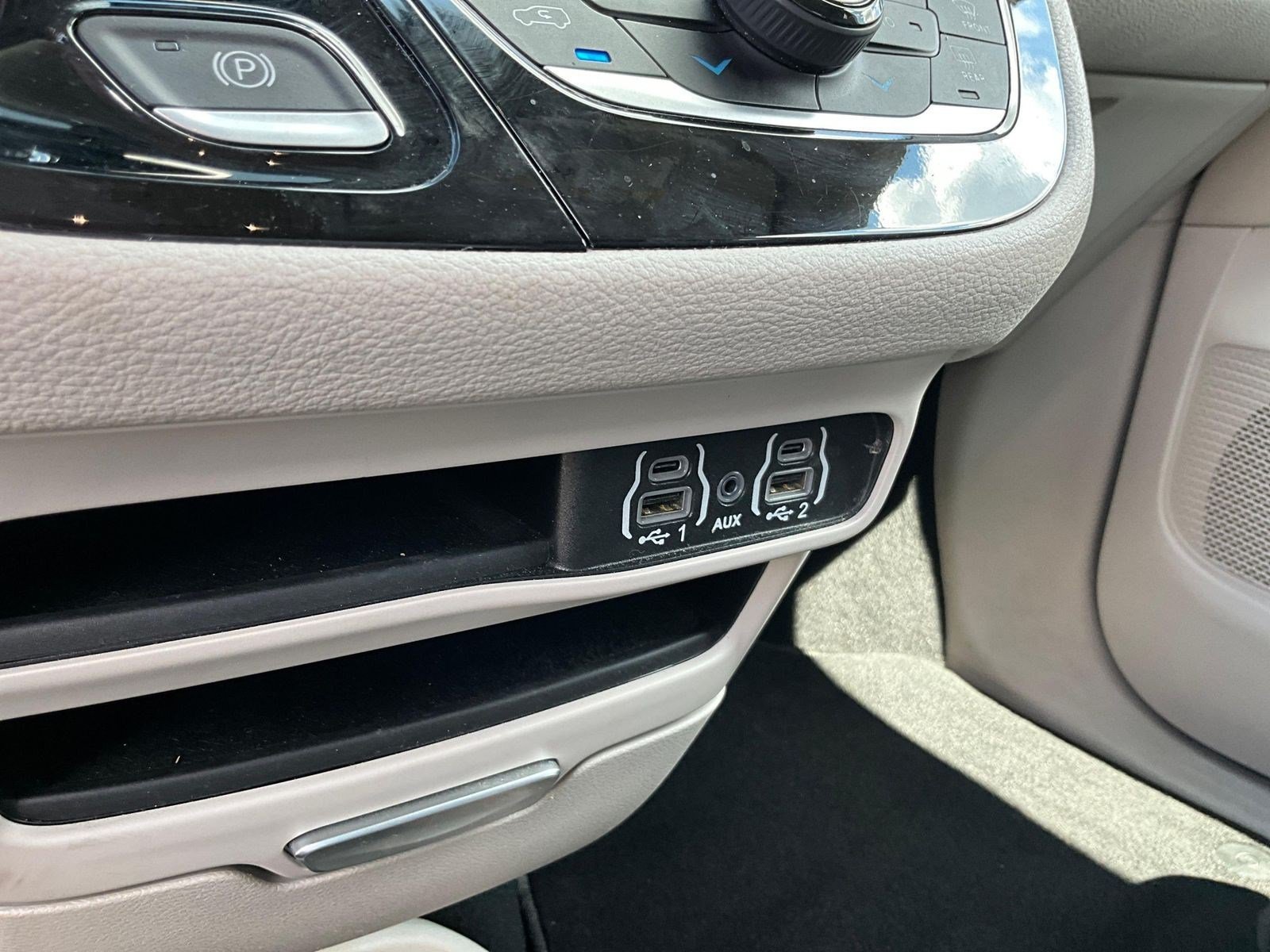 Used 2024 Chrysler Pacifica Limited FWD image 15