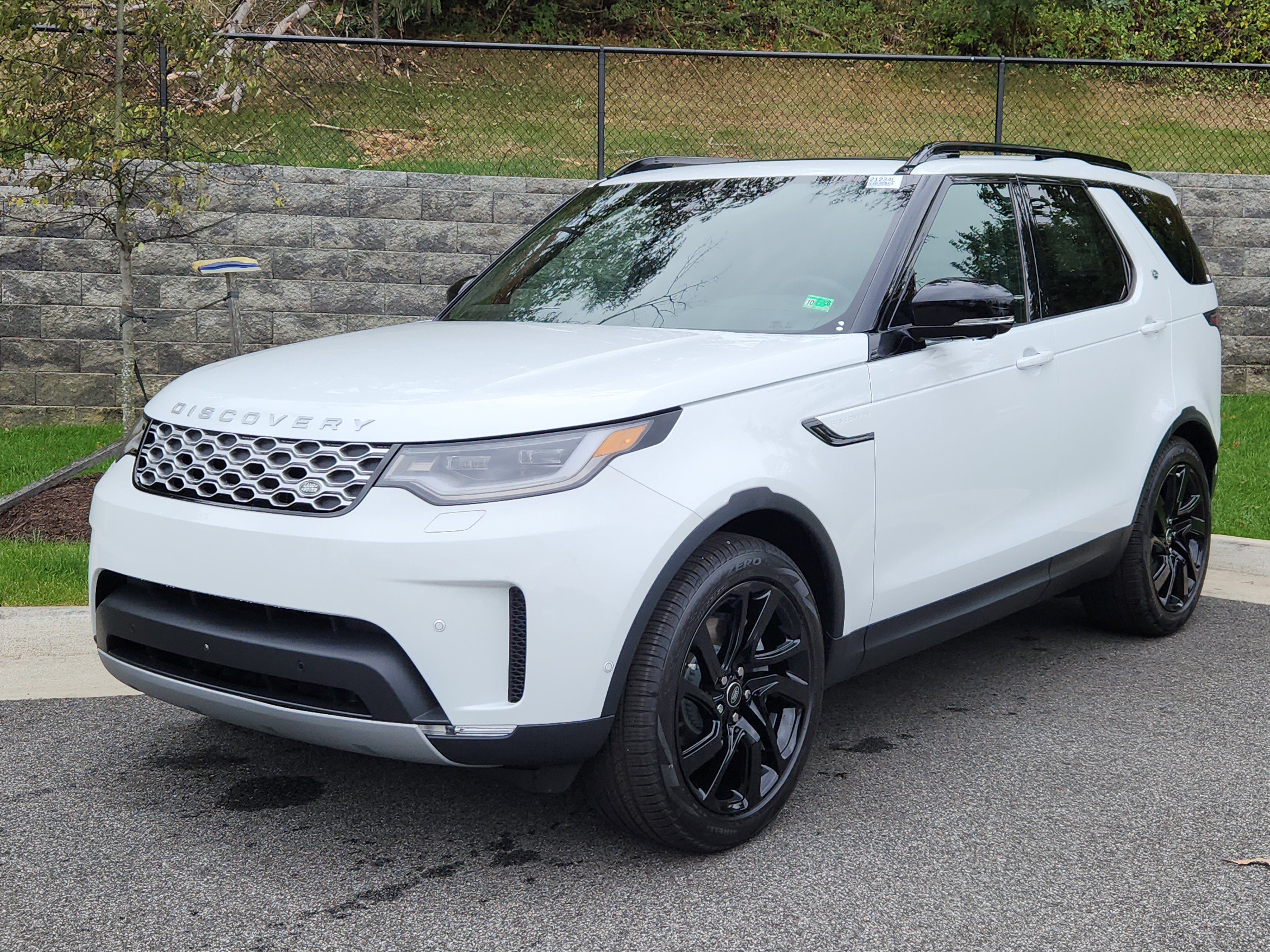 New 2025 Land Rover Discovery S image 1