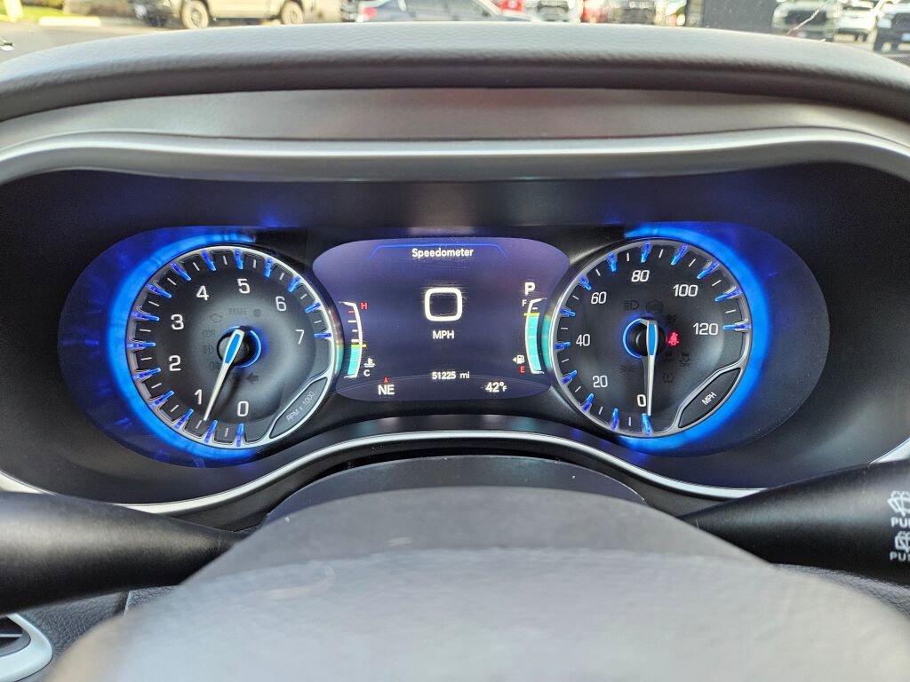 Used 2024 Chrysler Pacifica Touring-L image 22