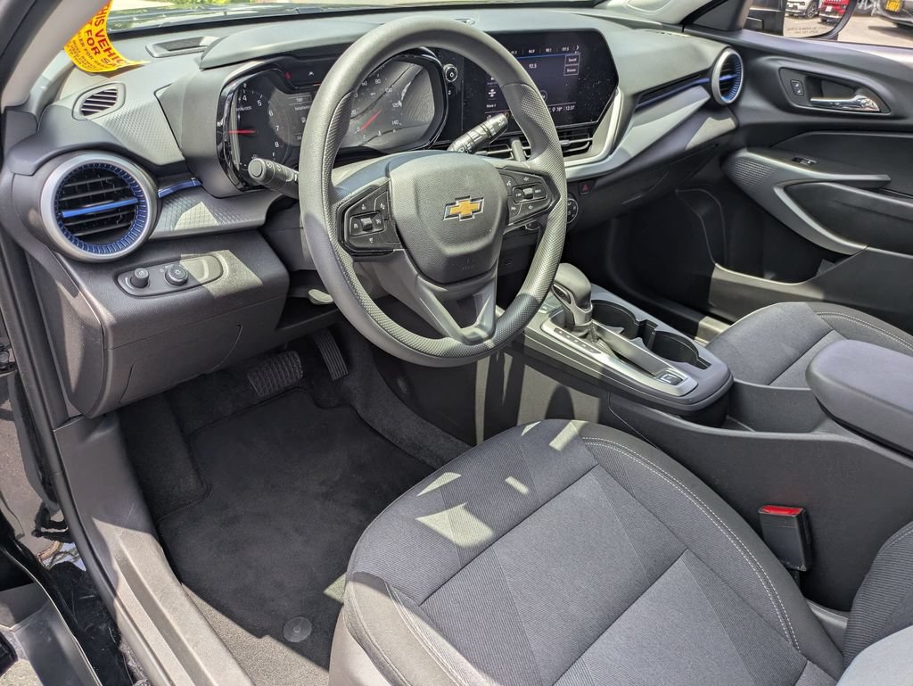 Used 2025 Chevrolet Trax LS FWD image 17