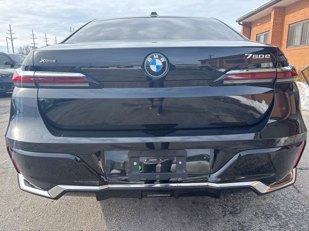 Used 2024 BMW 750e xDrive w/ Premium Package AWD/4WD image 10