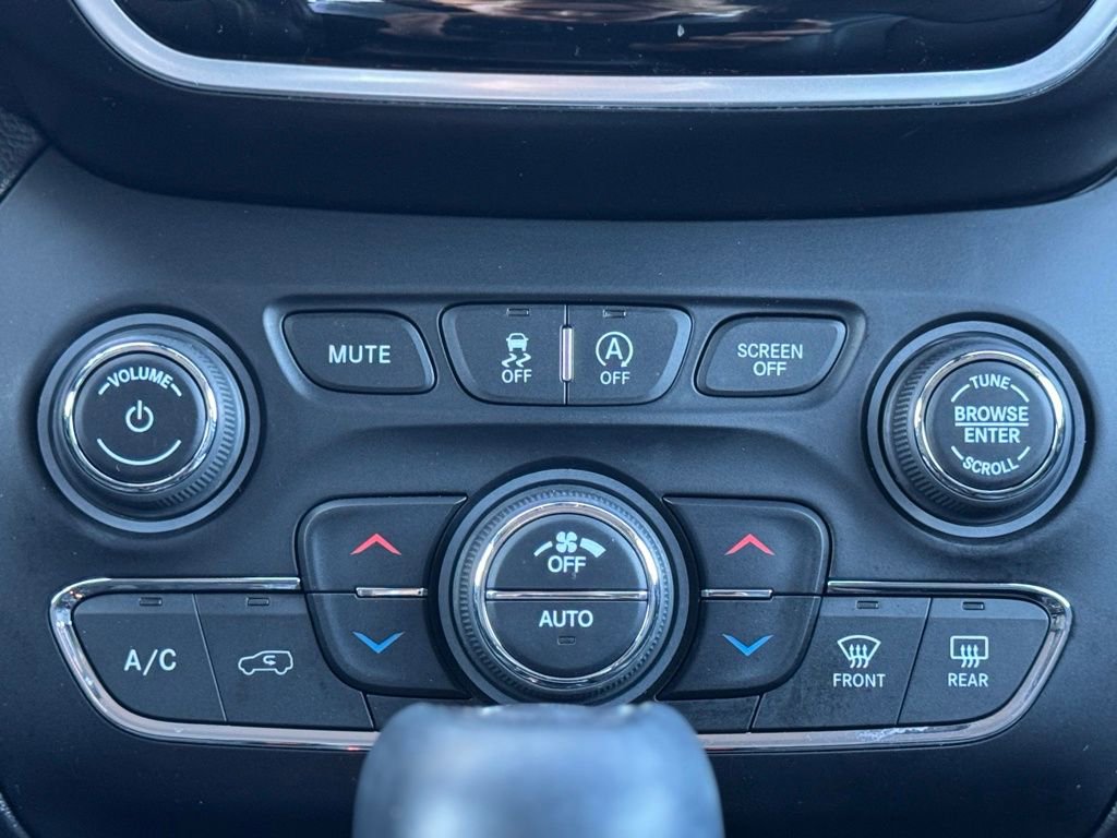 Used 2020 Jeep Cherokee Limited image 23