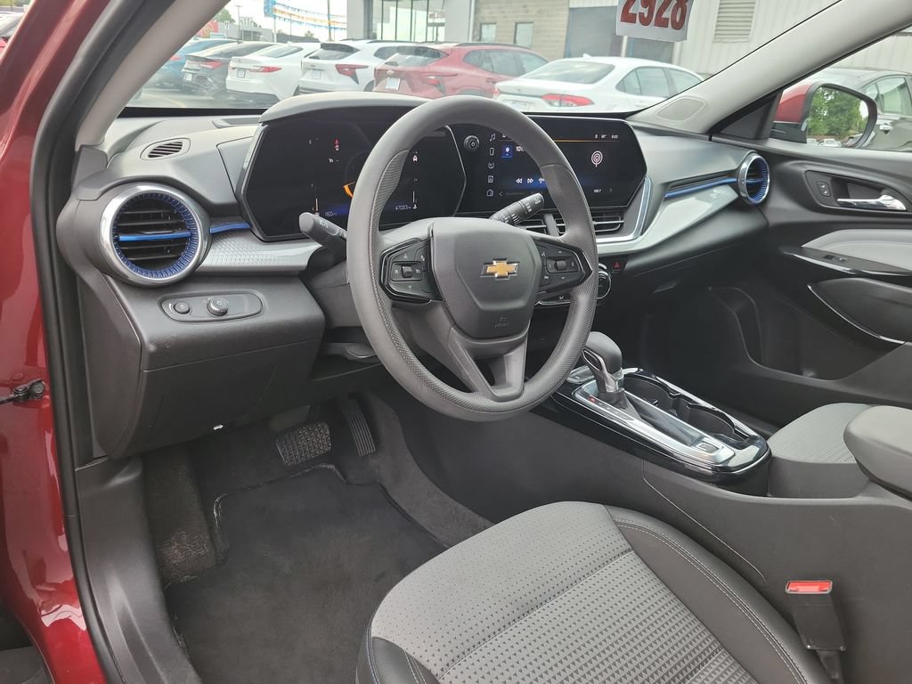 Used 2025 Chevrolet Trax LT FWD image 21