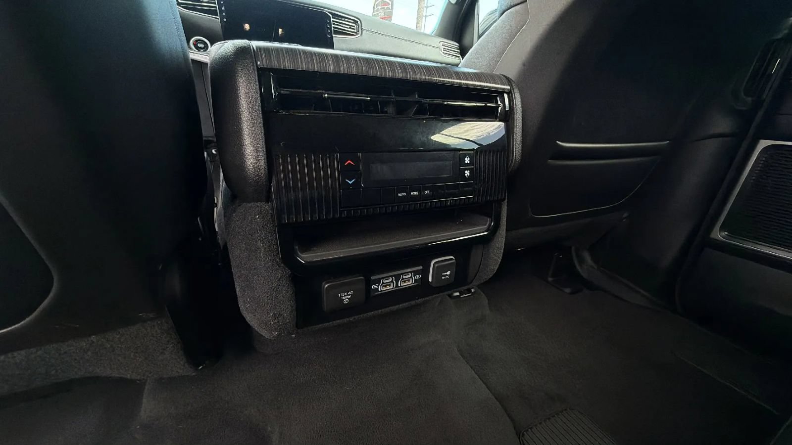 Used 2024 Jeep Wagoneer L Series II w/ Flexible Seating Group AWD/4WD image 20