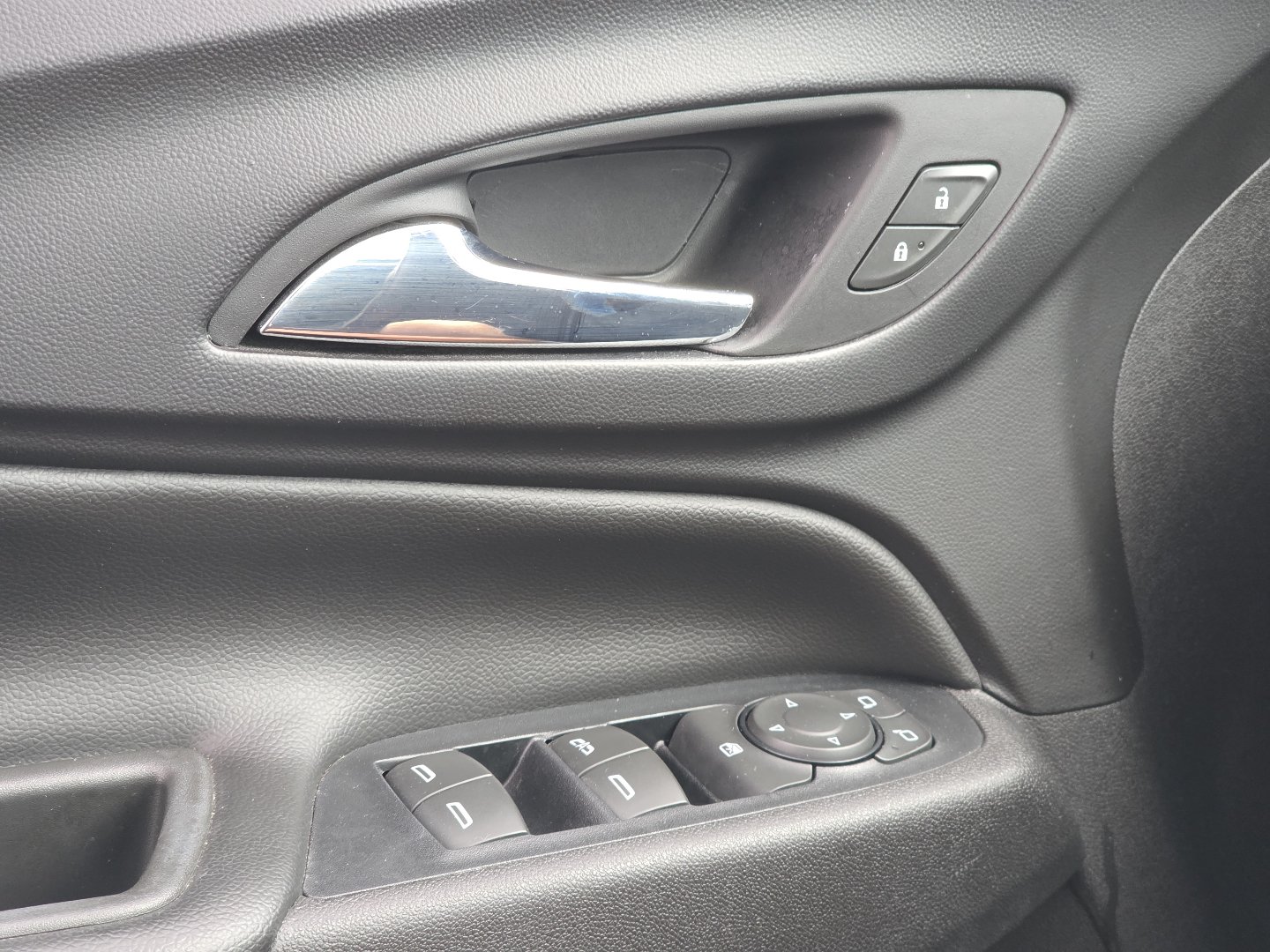 Used 2018 Chevrolet Equinox LT FWD image 22