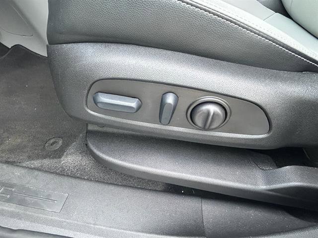 Used 2023 GMC Terrain SLT w/ Infotainment Package II image 13