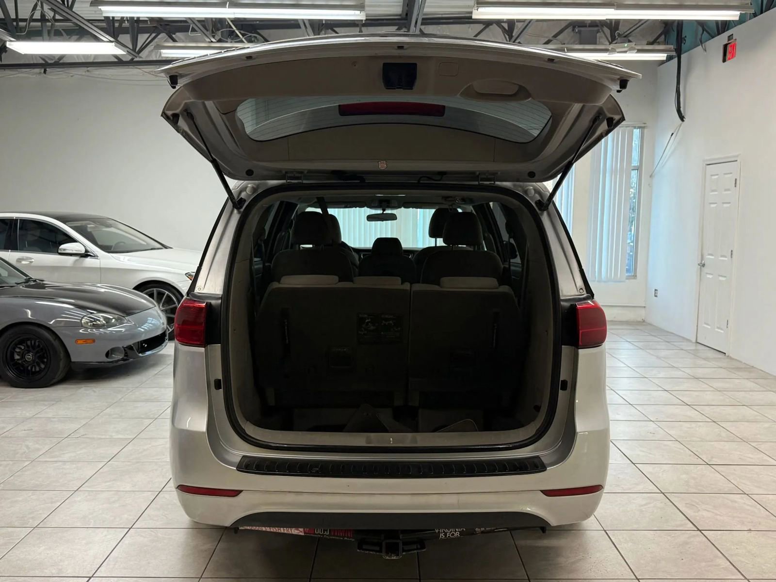 Used 2017 Kia Sedona LX image 19