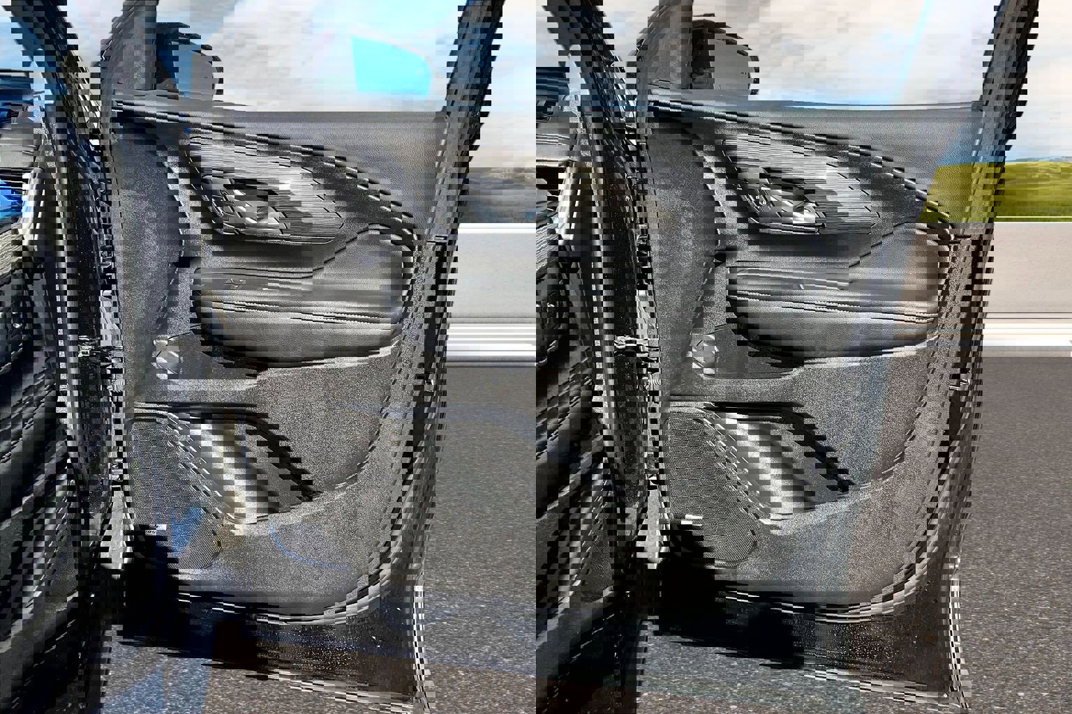 Used 2024 GMC Terrain SLT w/ Infotainment Package II image 19